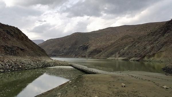 Bingöl'de baraj gölünde su seviyesi azaldı; köprü gün yüzüne çıktı