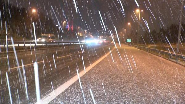 Son dakika... İstanbul ve Ankara'da kar yağışı! Beyaz örtü oluştu... Meteoroloji'den yeni uyarı
