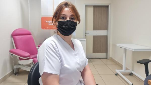 Bakan Koca'nın fotoğrafını paylaştığı Serpil hemşireden herkese aşı daveti