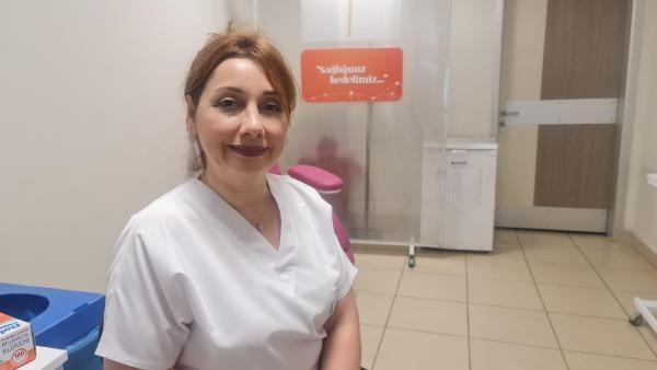 Bakan Koca'nın fotoğrafını paylaştığı Serpil hemşireden herkese aşı daveti
