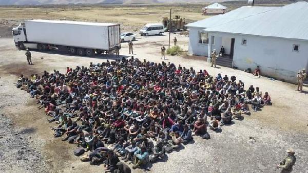 Van'da kullandığı TIR'da 300 kaçak göçmen yakalanan şoför tutuklandı