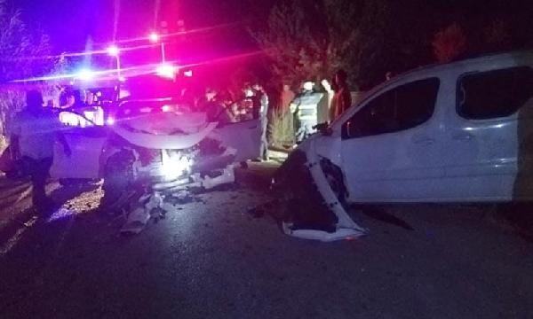 Aydın'da korkunç kaza! İki otomobil kafa kafaya çarpıştı... Bir çocuk öldü, 3'ü çocuk, 7 kişi de yaralandı
