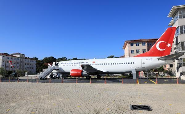 Antalya'da lise bahçesinden havalanan uçak dünyayı geziyor!