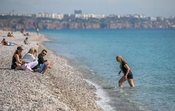 Antalya'da turistler sahillere akın etti!