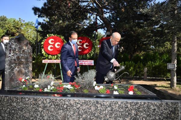 MHP Genel Başkanı Bahçeli, Türkeş'in mezarını ziyaret etti