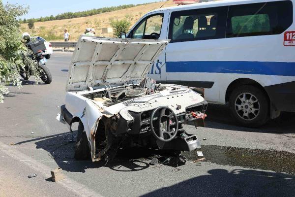 Gaziantep'te feci kaza! Direğe çarpan otomobil ikiye bölündü: 2 ölü, 2 yaralı