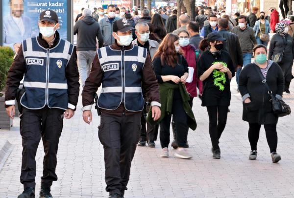 Polis anonslarla uyardı! Eskişehir'de kısıtlama öncesi sokaklar doldu