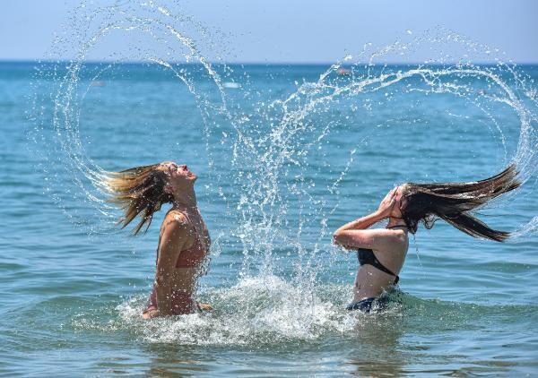 Rus turistler sahillere akın etti! 'Gelmeseydik üzülürdük'