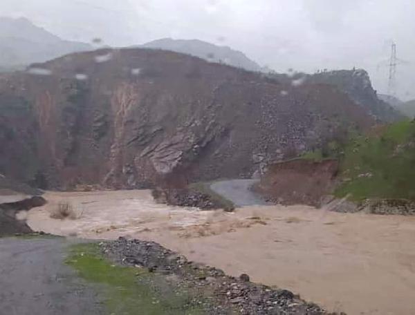 Hakkari'de sel ve heyelan nedeniyle yollar kapandı