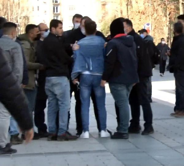 Taksim Meydanı'nda zabıta, seyyar satıcıya tokat attı! Soruşturma başlatıldı
