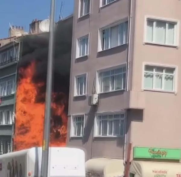 Son dakika... İstanbul Fatih'te korkutan yangın! Alevler yandaki binalara sıçradı