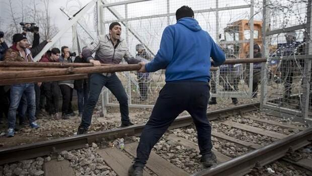 Yunanistan'da bekleyen mülteciler sınırı 'yıkıp geçti'