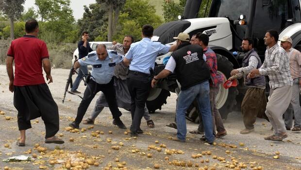 Adana'da eylem yapan patatesçiler gözaltına alındı