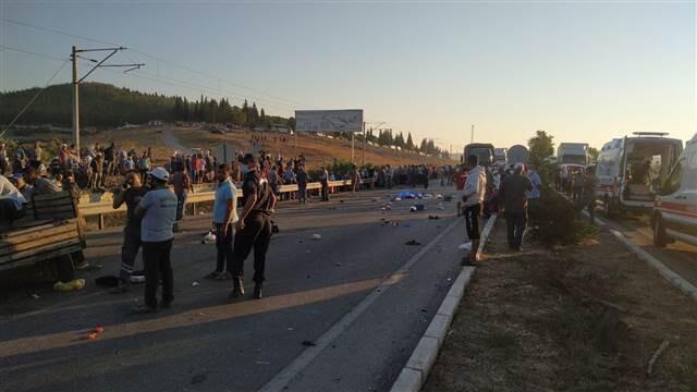 Son dakika... Manisa'da feci kaza! Yola savruldular: 3 ölü, çok sayıda yaralı