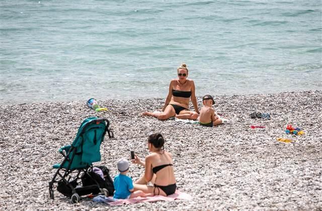 Antalya'da turistler sahillere akın etti! 
