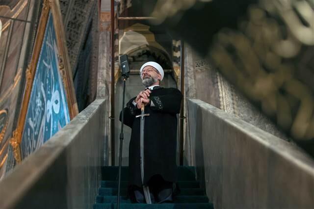 Ayasofya-i Kebir Camii'nde 87 yıl sonra ilk bayram namazı! Ali Erbaş minbere kılıçla çıktı