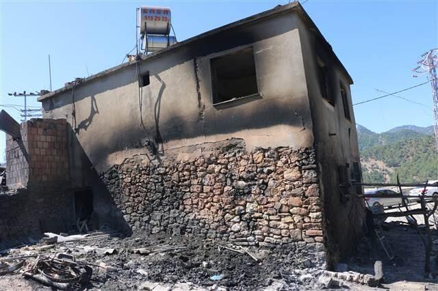 10 yıl önce bakkalı yanmıştı, Adana'da iki gün önce çıkan yangında evi de kül oldu