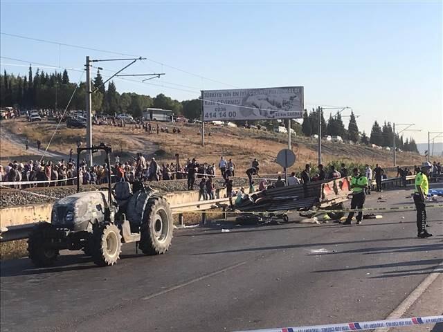 Son dakika... Manisa'da feci kaza! Yola savruldular: 3 ölü, çok sayıda yaralı