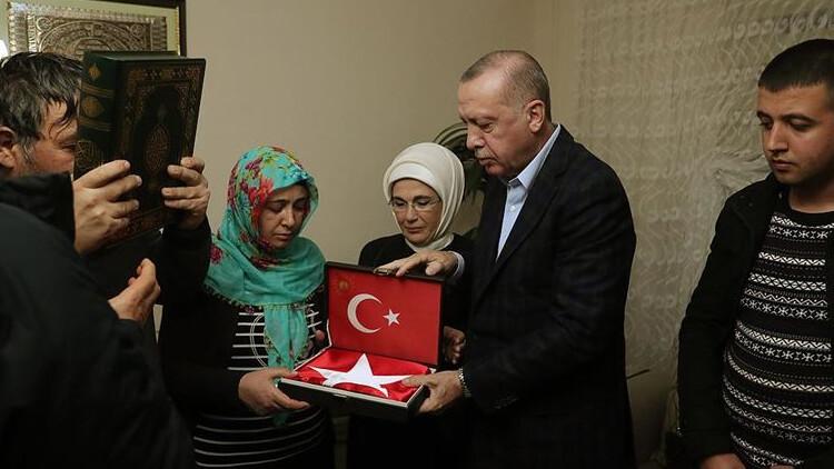 Cumhurbaşkanı Erdoğan'dan İdlib şehidi Uzman Onbaşı Baysal'ın evine taziye ziyareti