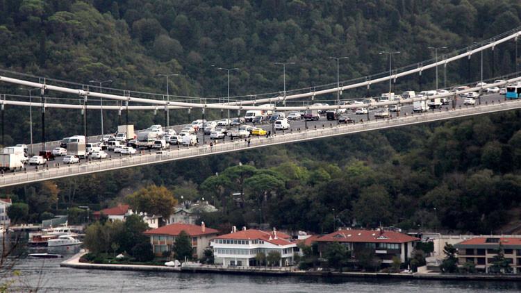 Fatih Sultan Mehmet Köprüsü'nde intihar girişimi trafiği kilitledi