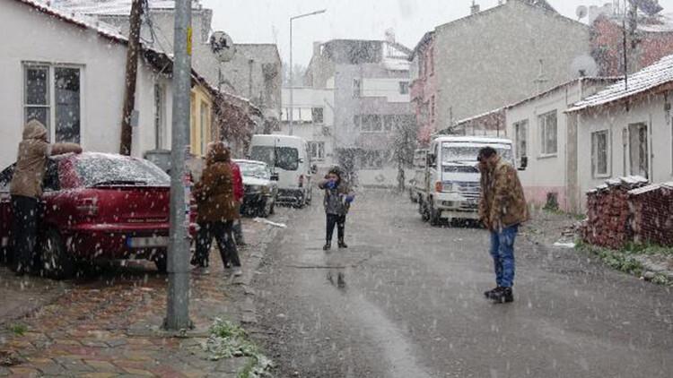 Edremit Körfezi'ne 4 yıl sonra kar yağdı