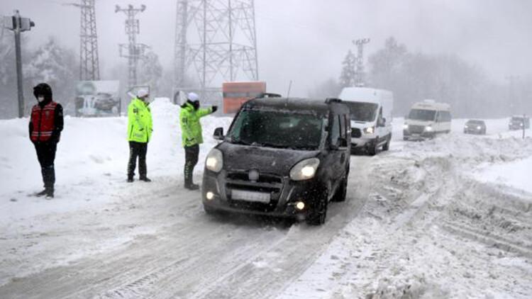 Zonguldak'ta kar etkili oldu, araçlar yolda kaldı