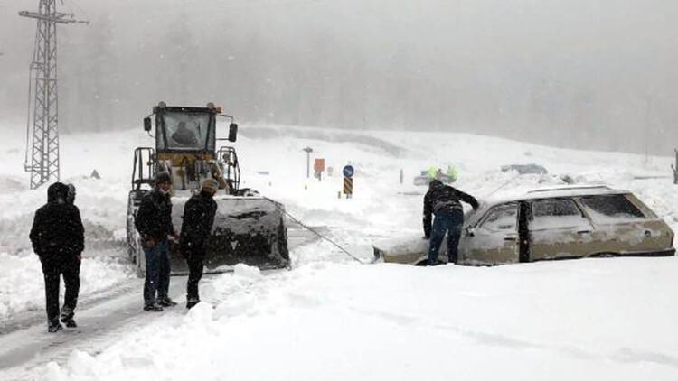 Zonguldak'ta kar etkili oldu, araçlar yolda kaldı