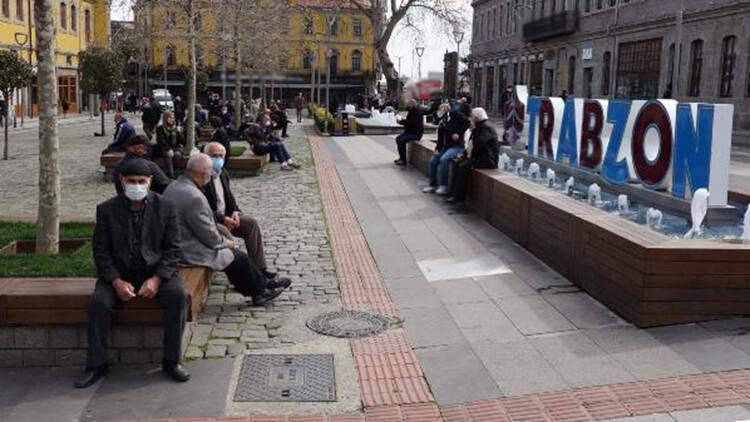 'Çok yüksek riskli il' Trabzon'da caddelerde insan yoğunluğu sürüyor