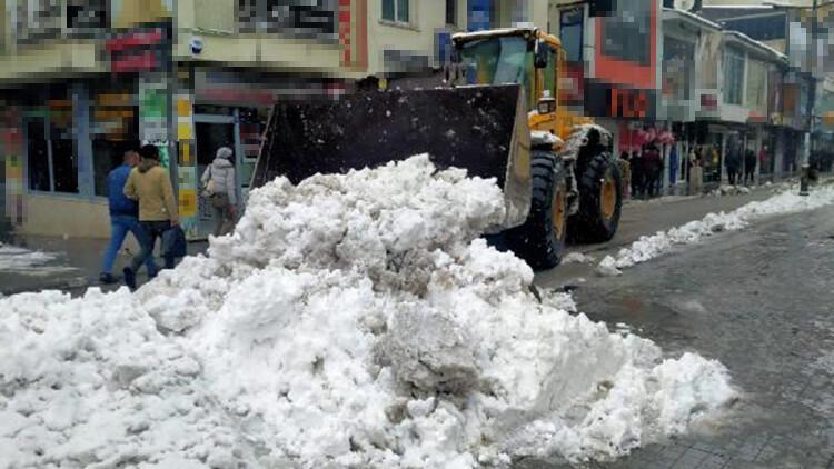 Ağrı'da 102 köy yolu, kardan kapandı
