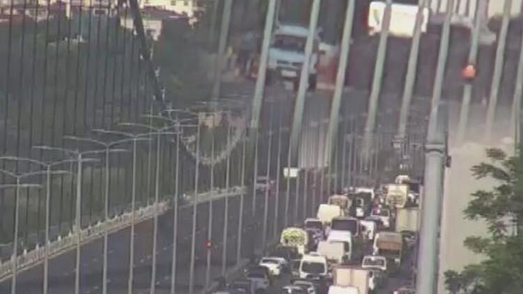 İstanbul'da peş peşe araç yangını! FSM Köprüsü'nden sonra Avrasya Tüneli'nde de araç yandı! Trafik kilitlendi