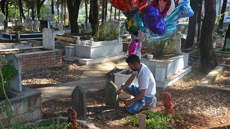 Antalya'da yürek burkan olay! Balonları tek tek çocuk mezarlarına bağladı