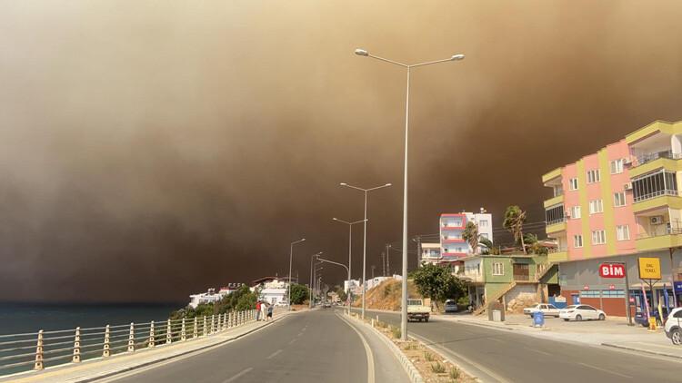 Son dakika... Mersin'in Silifke ilçesinde orman yangını! Kara yolu çift yönlü kapatıldı, bazı kamp alanları boşaltıldı