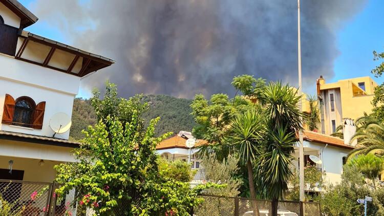 Son dakika: Marmaris'te de orman yangını başladı! 5 dakikada yayıldı, evler oteller tehdit altında