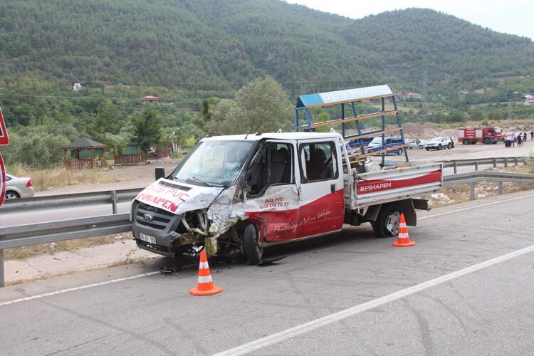  Amasya'da kamyonet ile otomobil çarpıştı: 3 ölü, 2 yaralı