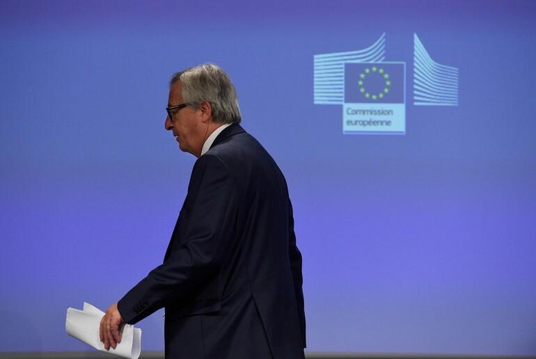 Juncker o soruya sinirlenip toplantıyı terk etti