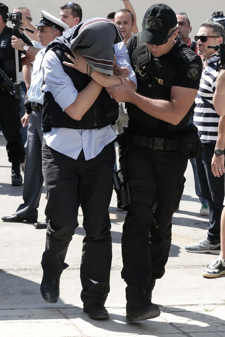 Yunanistan'a kaçan darbeci 8 asker adliyeye böyle getirildi