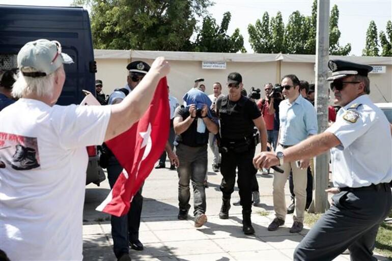 Yunanistan'a kaçan darbeci 8 asker adliyeye böyle getirildi