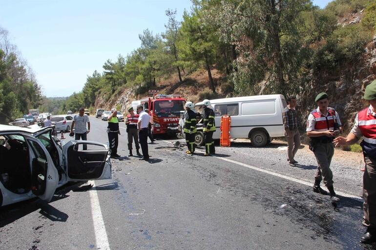 Eriyen asfaltta kayan minibüs karşı şeride geçti: 4 ölü, 6 yaralı