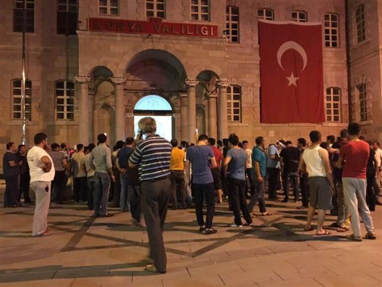 Konya'da elektrikler kesilince valilik binası önünde toplandılar