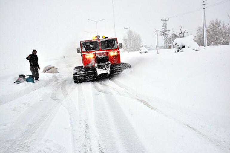 Doğuda kar esareti Paletli araçlar bile yolda kalıyor